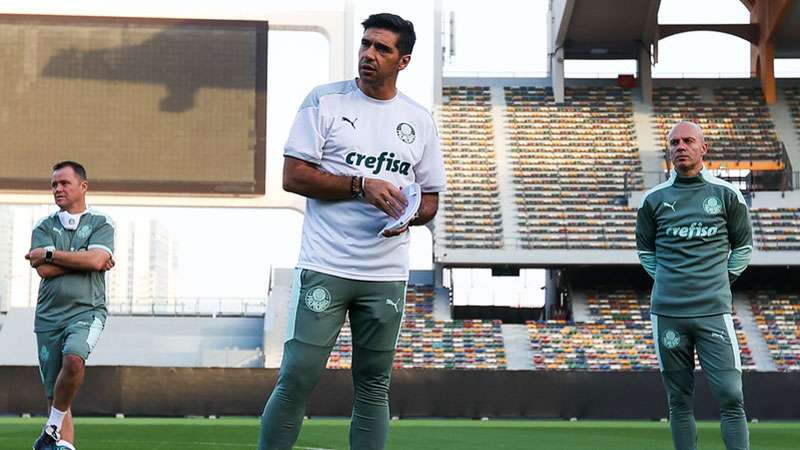 Abel Ferreira durante treinamento do Palmeiras no estádio Zayed Sports City Stadium, em Abu Dhabi, nos Emirados Árabes Unidos.