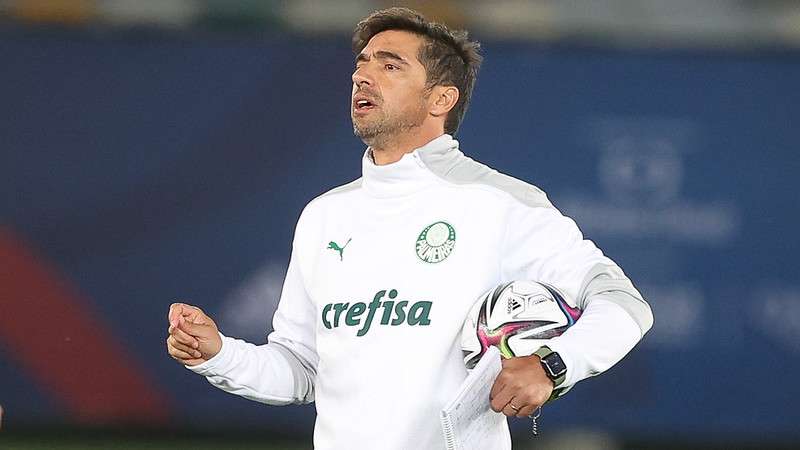 Abel Ferreira durante treinamento do Palmeiras no estádio Zayed Sports City Stadium, em Abu Dhabi, nos Emirados Árabes Unidos.