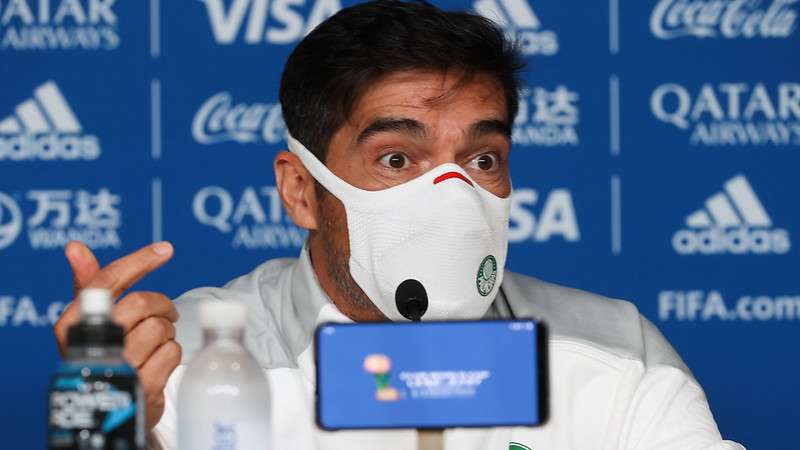 Abel Ferreira concede entrevista coletiva pelo Palmeiras, no Al Nahyan Stadium, em Abu Dhabi-EAU.