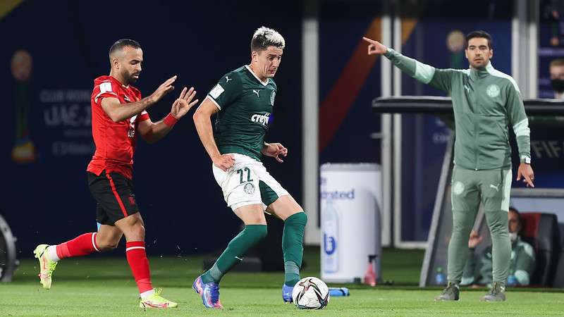 Piquerez durante partida entre Palmeiras e Al Ahly-EGI no primeiro jogo do Mundial de Clubes da FIFA 2021, no Al Nahyan Stadium, em Abu Dhabi-EUA.