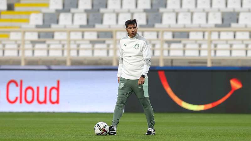 Abel Ferreira durante reconhecimento do Al Nahyan Stadium, em Abu Dhabi-EAU.