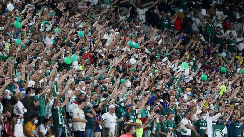 Abel alogia a torcida do Palmeiras durante partida contra o Chelsea, válida pela final do Mundial de Clubes da FIFA 2021, no Mohammed Bin Zayed Stadium, em Abu Dhabi-EAU.