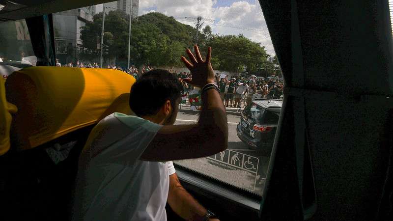 Abel Ferreira acena para os torcedores do Palmeiras, na chegada do time a Academia de Futebol.