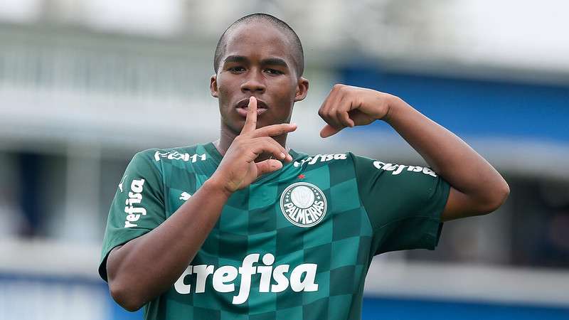 Endrick comemora seu segundo gol na partida entre Palmeiras e Real Ariquemes-RO, válida pela segunda rodada da Copa São Paulo de Futebol Júnior, no estádio Distrital do Inamar, em Diadema-SP.