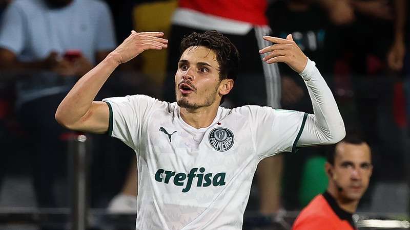 Raphael Veiga comemora seu gol na partida entre Palmeiras e Chelsea, válida pela final do Mundial de Clubes da FIFA 2021, no Mohammed Bin Zayed Stadium, em Abu Dhabi-EAU.