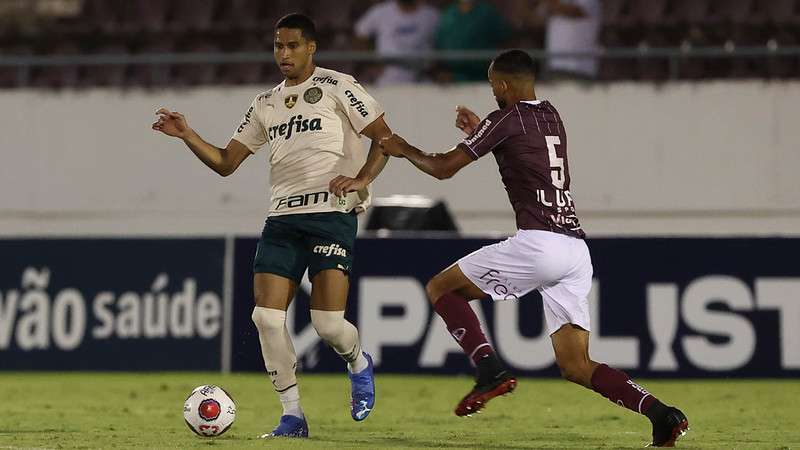 Murilo do Palmeiras em disputa contra Marquinhos da Ferroviária, durante partida válida pela sétima rodada do Paulistão, no Estádio Municipal Dr Ademar Pereira de Barros.
