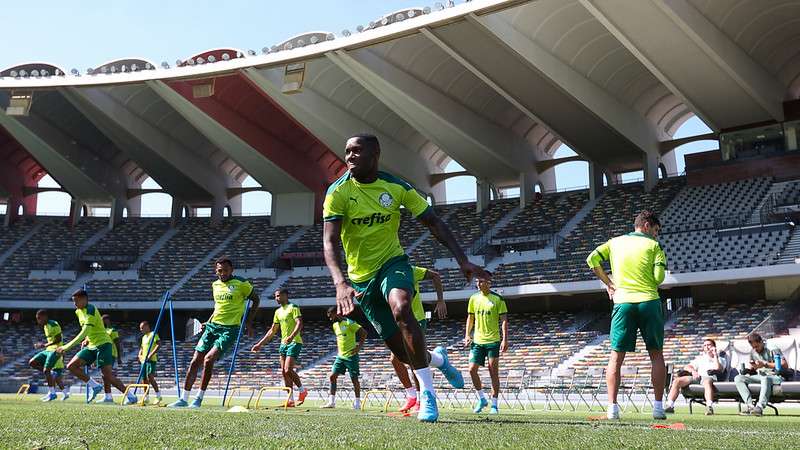 Patrick de Paula e demais atletas durante treino do Palmeiras no Zayed Sports City Stadium, em Abu Dhabi-EAU.