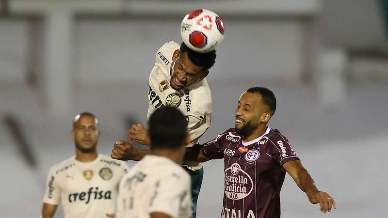 Jailson do Palmeiras em disputa contra Marquinhos da Ferroviária, durante partida válida pela sétima rodada do Paulistão, no Estádio Municipal Dr Ademar Pereira de Barros.
