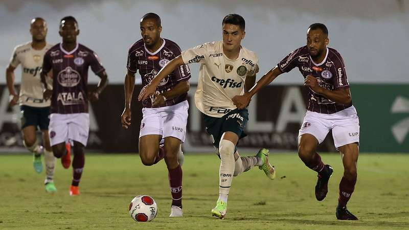 Atuesta do Palmeiras em disputa contra Marquinhos da Ferroviária, durante partida válida pela sétima rodada do Paulistão, no Estádio Municipal Dr Ademar Pereira de Barros.