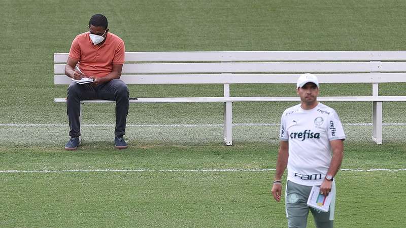 O auxiliar técnico da Seleção Brasileira, ex-jogador e ídolo no Palmeiras: Cesar Sampaio, e Abel Ferreira durante visita ao treinamento do clube, na Academia de Futebol.