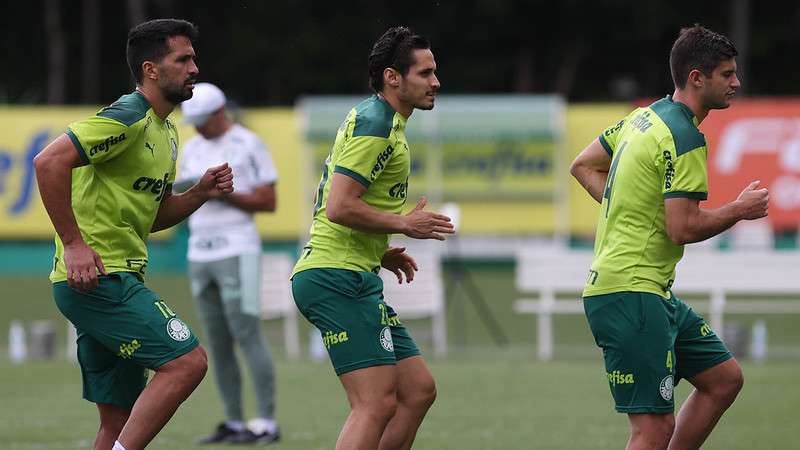 Luan, Raphael Veiga e Benjamín Kuscevic durante treinamento do Palmeiras, na Academia de Futebol.