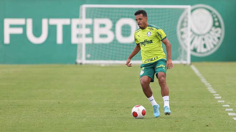 Gabriel Menino durante treinamento do Palmeiras na Academia de Futebol.