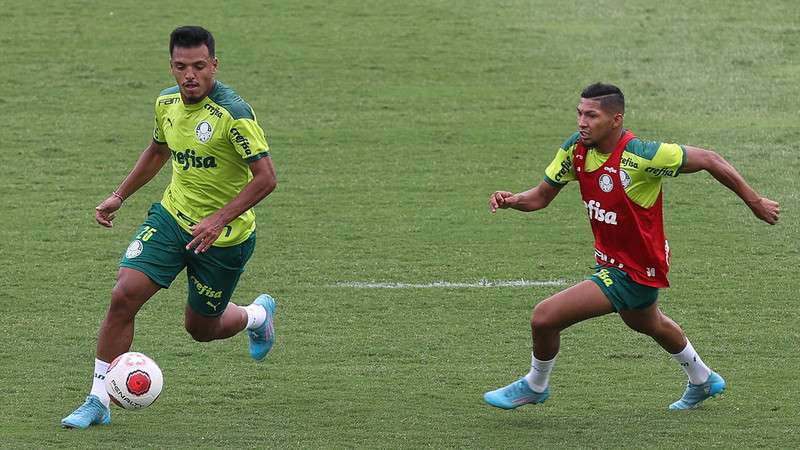 Gabriel Menino e Rony, durante treinamento do Palmeiras, na Academia de Futebol.