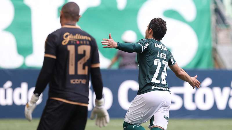 Raphael Veiga comemora seu gol pelo Palmeiras contra o Santo André, durante partida válida pela oitava rodada do Paulistão, no Allianz Parque.