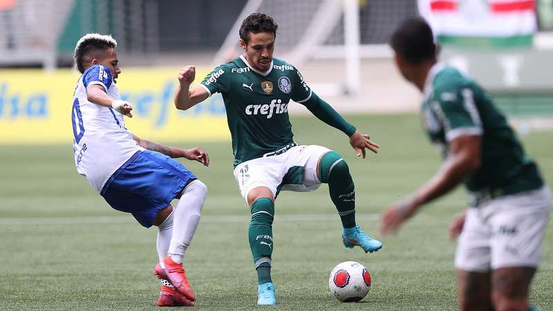 Raphael Veiga do Palmeiras, em disputa com Giovanny Bariani do Santo André, durante partida válida pela oitava rodada do Paulistão 2022, no Allianz Parque.