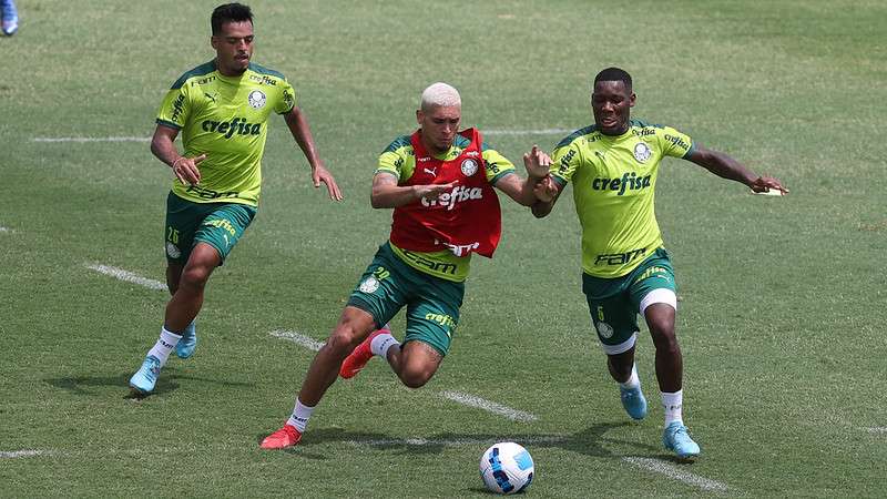 Gabriel Menino, Rafael Navarro e Patrick de Paula, durante treinamento do Palmeiras, na Academia de Futebol.