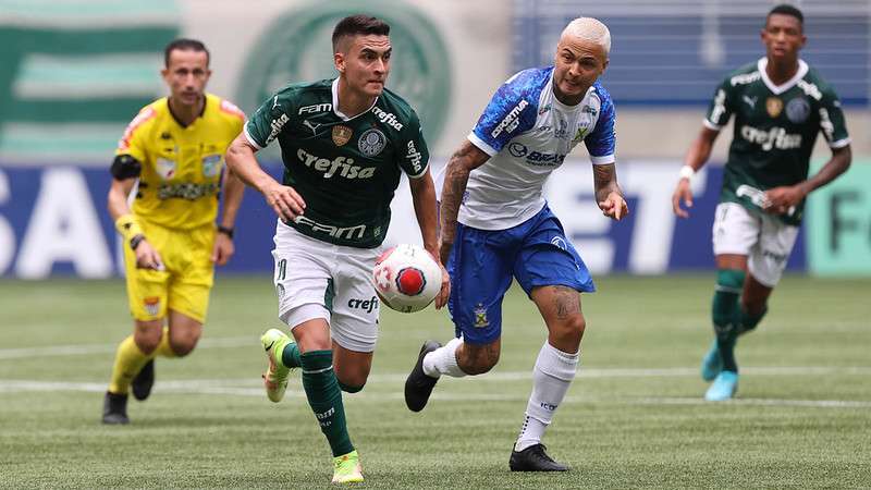 Eduard Atuesta em disputa no jogo do Palmeiras contra o Santo André, durante partida válida pela oitava rodada do Paulistão 2022, no Allianz Parque.