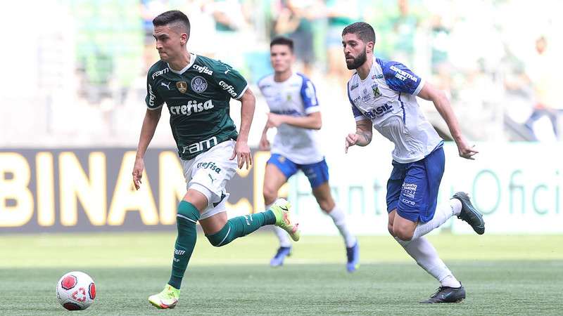 Eduard Atuesta em disputa no jogo do Palmeiras contra o Santo André, durante partida válida pela oitava rodada do Paulistão 2022, no Allianz Parque.