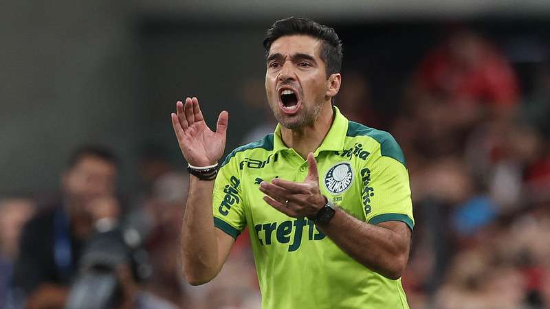 Abel Ferreira em jogo do Palmeiras contra o Athletico-PR, durante primeira partida válida pelas finais da Recopa Sul-Americana, na Arena da Baixada.