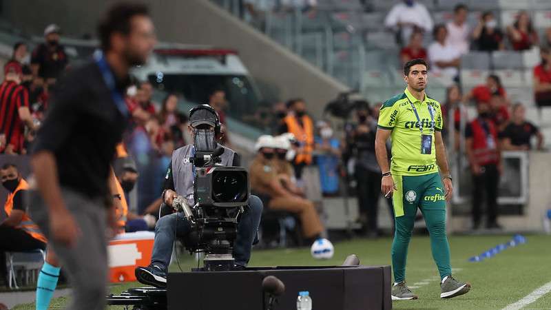 Abel Ferreira em jogo do Palmeiras contra o Athletico-PR, durante primeira partida válida pelas finais da Recopa Sul-Americana, na Arena da Baixada.