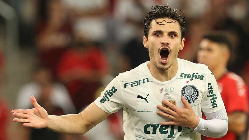 Raphael Veiga comemora seu gol pelo Palmeiras contra o Athletico-PR, durante primeira partida válida pelas finais da Recopa Sul-Americana, na Arena da Baixada.