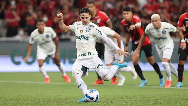 Raphael Veiga em cobrança de pênalti, marcando seu gol pelo Palmeiras contra o Athletico-PR, durante primeira partida válida pelas finais da Recopa Sul-Americana, na Arena da Baixada.