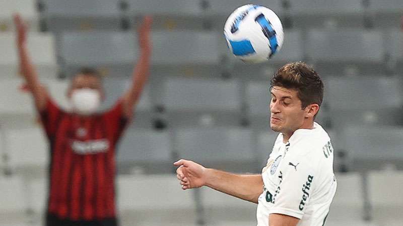 Benjamín Kuscevic em lance pelo Palmeiras contra o Athletico Paranaense, durante primeira partida válida pelas finais da Recopa Sul-Americana, na Arena da Baixada.