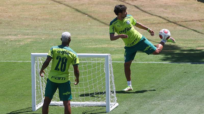 Danilo e Gustavo Scarpa durante treinamento do Palmeiras, na Academia de Futebol.