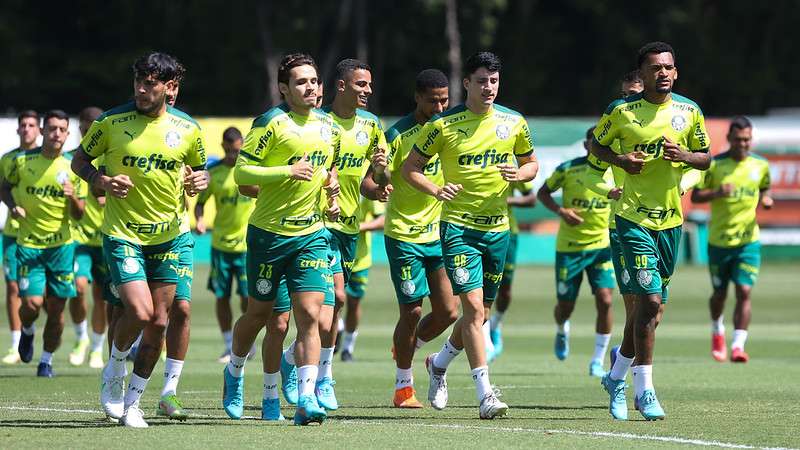 Atletas do Palmeiras durante treinamento na Academia de Futebol, em São Paulo-SP.