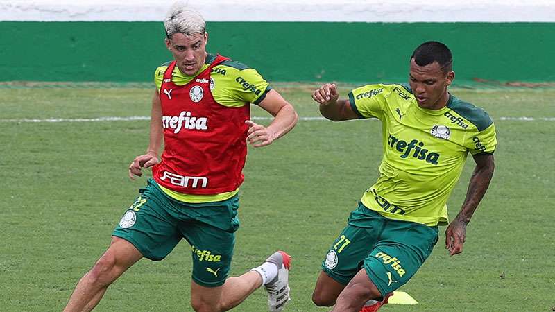 Piquerez e Gabriel Veron em treino do Palmeiras na Academia de Futebol