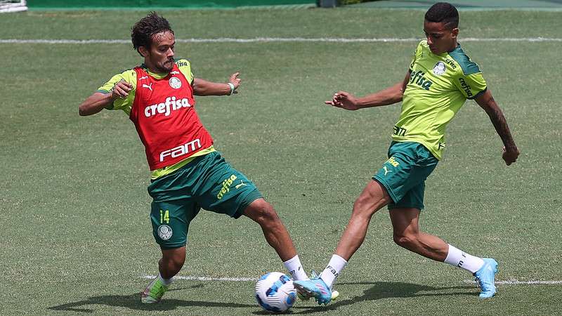 Gustavo Scarpa e Giovani durante treino técnico do Palmeiras, na Academia de Futebol.