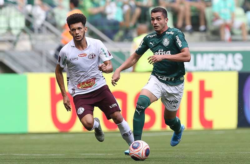 Luan Silva do Palmeiras em disputa com Bruno Recife da Ferroviária, durante partida válida pela nona rodada do Campeonato Paulista 2020, no Allianz Parque.