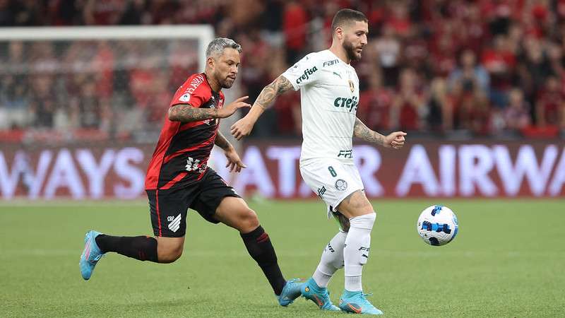 Zé Rafael do Palmeiras em disputa com Marlos do Athletico-PR, durante primeira partida válida pelas finais da Recopa Sul-Americana, na Arena da Baixada.