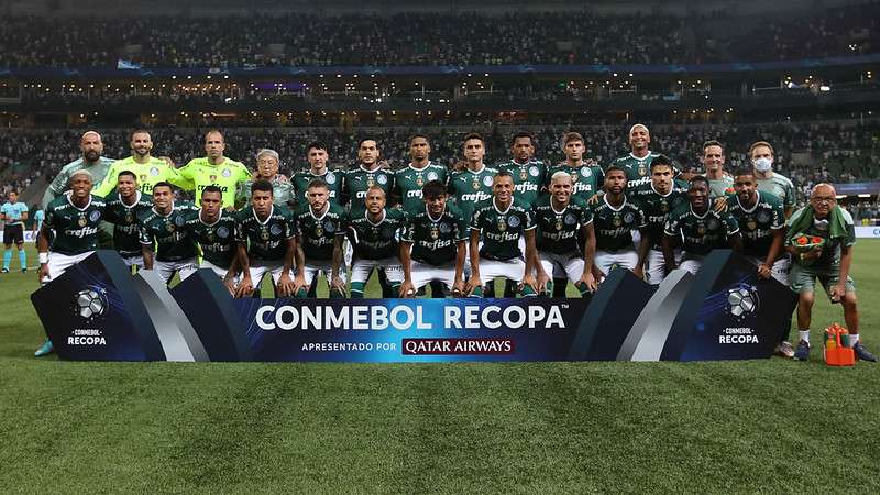 Palmeiras posa para a foto oficial antes do jogo contra o Athletico-PR, durante segunda partida válida pelas finais da Recopa Sul-Americana 2022, no Allianz Parque.