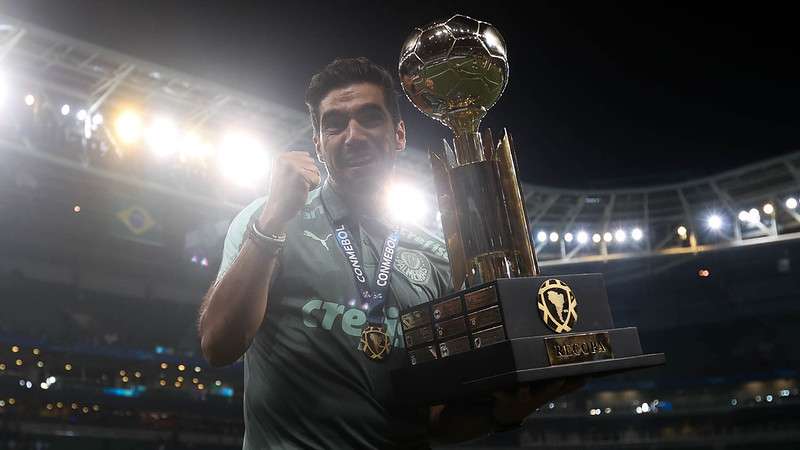 Abel Ferreira comemora conquista da Recopa Sul-Americana após jogo do Palmeiras contra o Athletico-PR, durante segunda partida válida pelas finais da Recopa Sul-Americana 2022, no Allianz Parque.