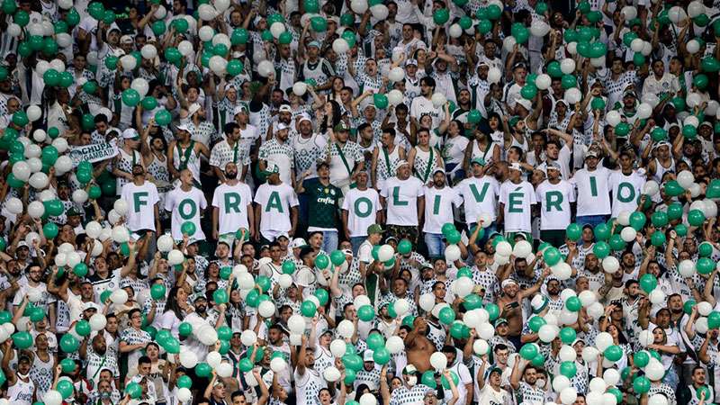 Após protestos, Olivério Júnior deixa o comando da comunicação do Palmeiras.