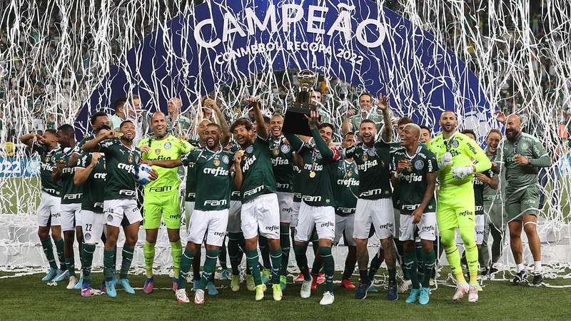 Jogadores do Palmeiras comemoram a conquista da Recopa Sul-Americana, após segundo jogo contra o Athletico-PR, válido pelas finais no Allianz Parque.