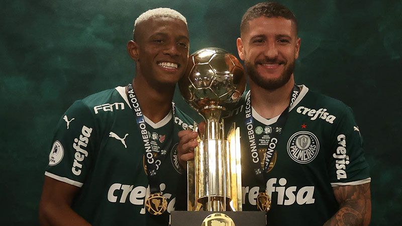 Danilo e Zé Rafael comemora a conquista da Recopa Sul-Americana 2022 pelo Palmeiras contra o Athletico-PR, no Allianz Parque.