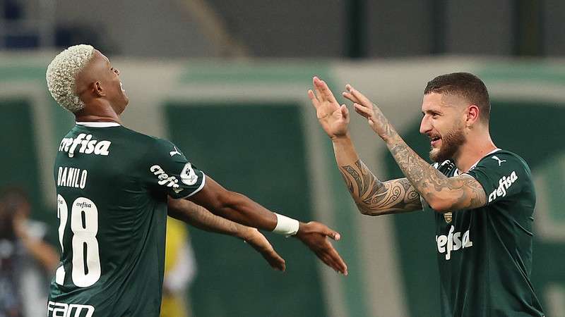 Danilo comemora com Zé Rafael o gol pelo camisa 8 pelo Palmeiras contra o Athletico-PR, durante a segunda partida válida pelas finais da Recopa Sul-Americana 2022, no Allianz Parque.