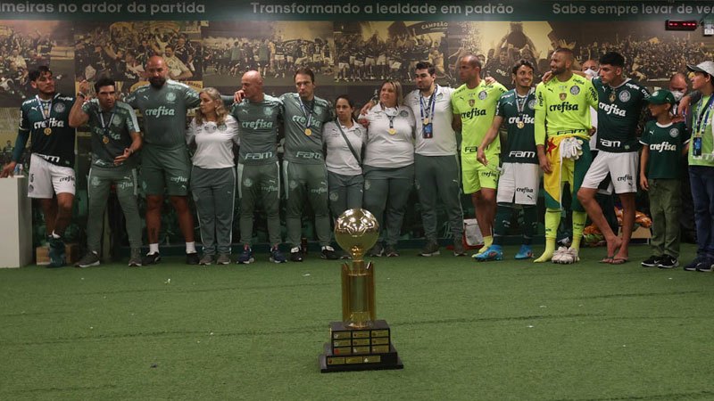 Abel Ferreira discursa para o elenco após a conquista da Recopa Sul-Americana 2022 pelo Palmeiras, no Allianz Parque.
