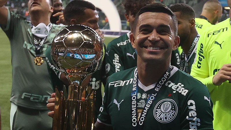 Dudu comemora conquista da Recopa Sul-Americana após jogo do Palmeiras contra o Athletico-PR, durante segunda partida válida pelas finais da Recopa Sul-Americana 2022, no Allianz Parque.