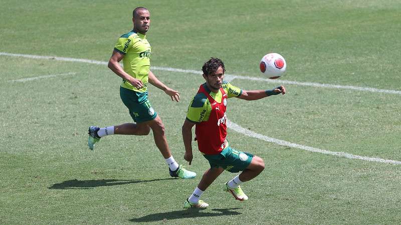 Mayke e Gustavo Scarpa durante treinamento do Palmeiras, na Academia de Futebol.