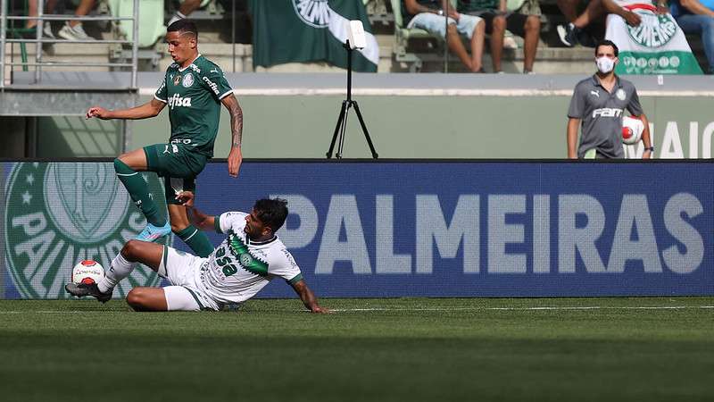 Giovani em disputa durante jogo do Palmeiras contra o Guarani, válido pela décima rodada do Paulistão 2022, no Allianz Parque.