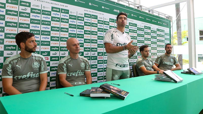 Após treino do Palmeiras, Abel e sua comissão técnica presenteiam funcionários do clube.