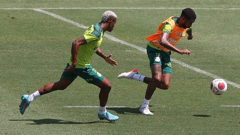 Danilo e Wesley durante treino do Palmeiras, na Academia de Futebol.