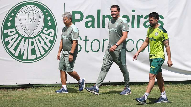 Luan, junto do fisioterapeuta Marcelo Gondo e o médico Gilberto Cunha, durante treino do Palmeiras na Academia de Futebol.