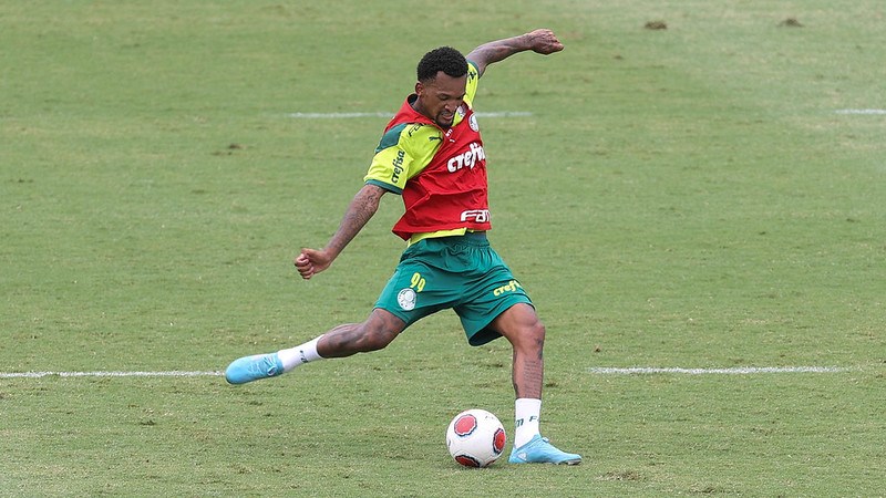 Jailson durante treinamento do Palmeiras, na Academia de Futebol.