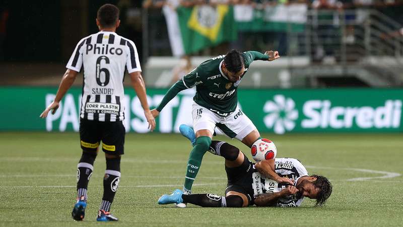 Gustavo Gómez do Palmeiras em disputa com Ricardo Goulart, do Santos, durante partida válida pela décima primeira rodada do Paulistão 2022, no Allianz Parque.