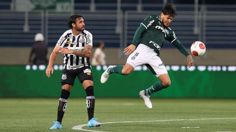 Gustavo Gómez do Palmeiras em disputa com Ricardo Goulart, do Santos, durante partida válida pela décima primeira rodada do Paulistão 2022, no Allianz Parque.