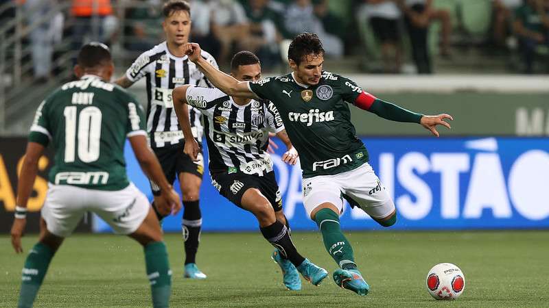 Raphael Veiga do Palmeiras em disputa com os jogadores do Santos, durante partida válida pela décima primeira rodada do Paulistão 2022, no Allianz Parque.